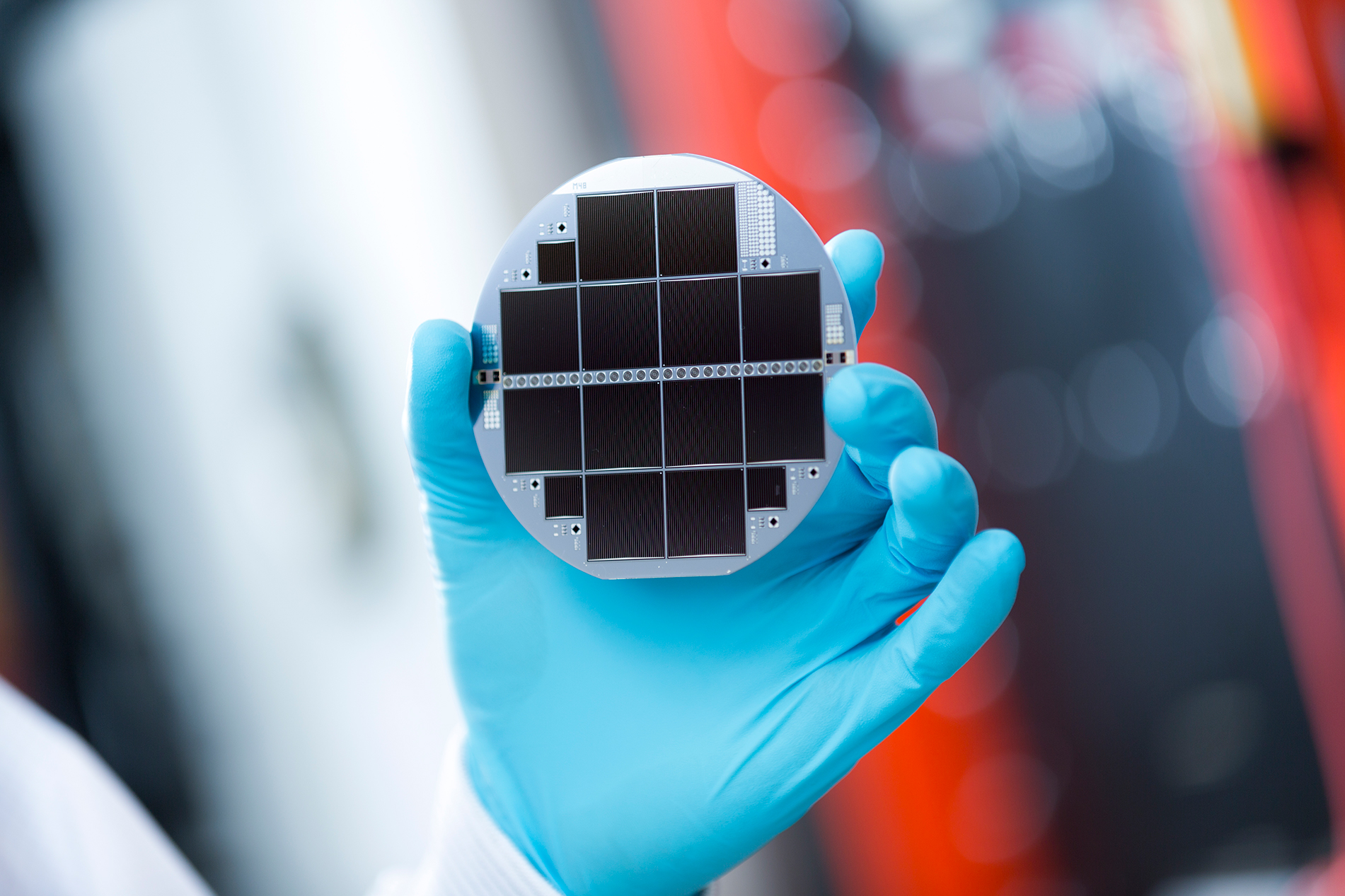 Silicon-based multi-junction solar cell consisting of III-V semiconductors and silicon. The record cell converts 33.3 percent of the incident sunlight into electricity. © Fraunhofer ISE/Photo: Dirk Mahler