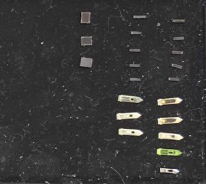Le capteur de pression intraoculaire InjectSense est alimenté par une batterie rechargeable à l'état solide.  